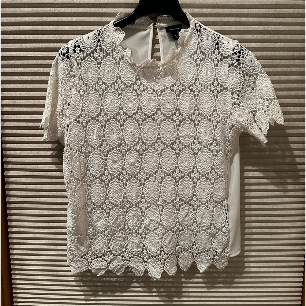Woman’s white shirt sleeve shirt